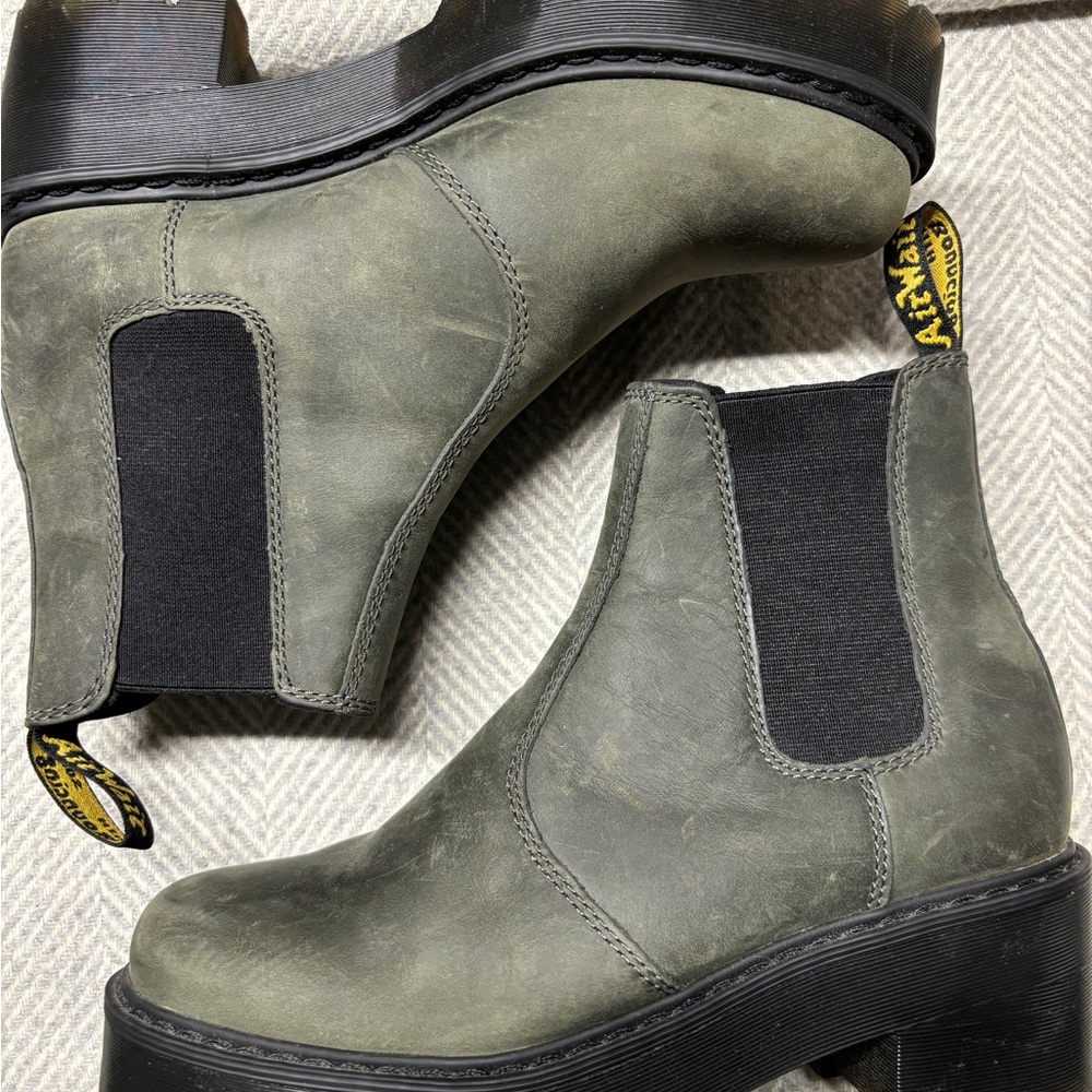 😎 Dr. Martens Chelsea Pull-on Platform Boots in Olive Green